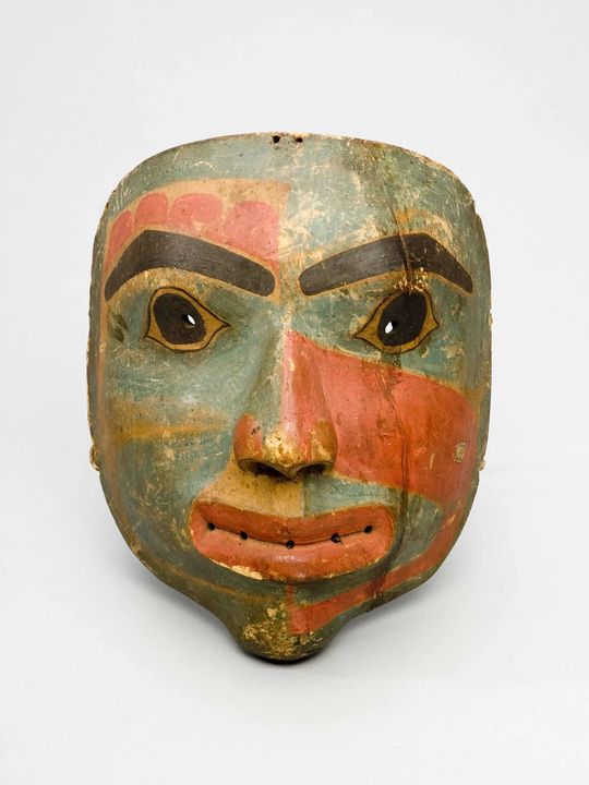 Eine alte Holzmaske, die ein Gesicht darstellt