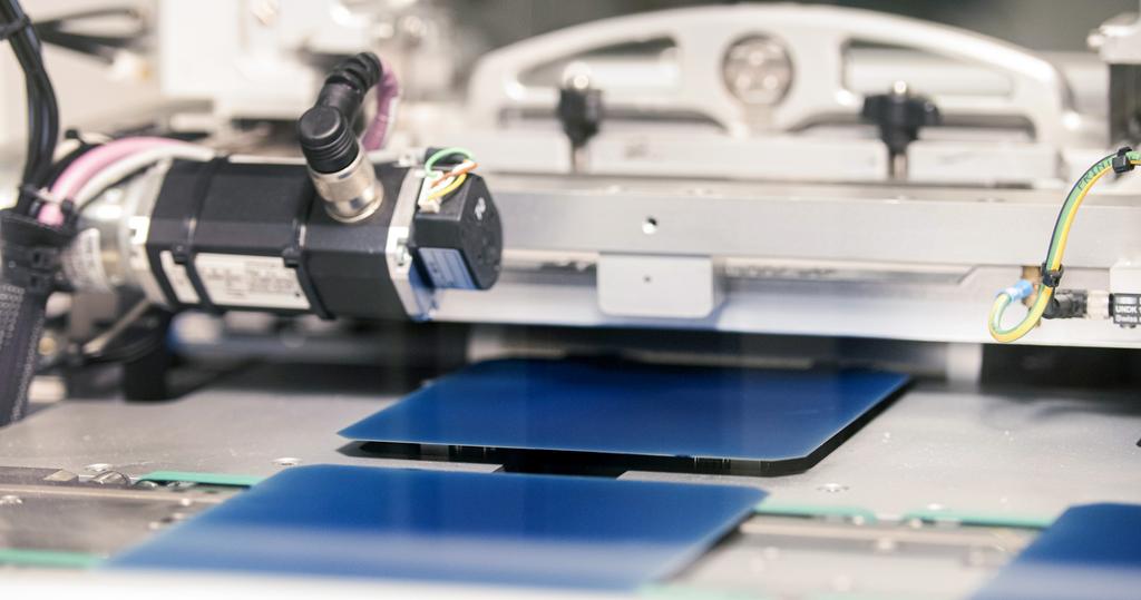 Druckerartiges Gerät, darunter eine blau beschichtete Platte
