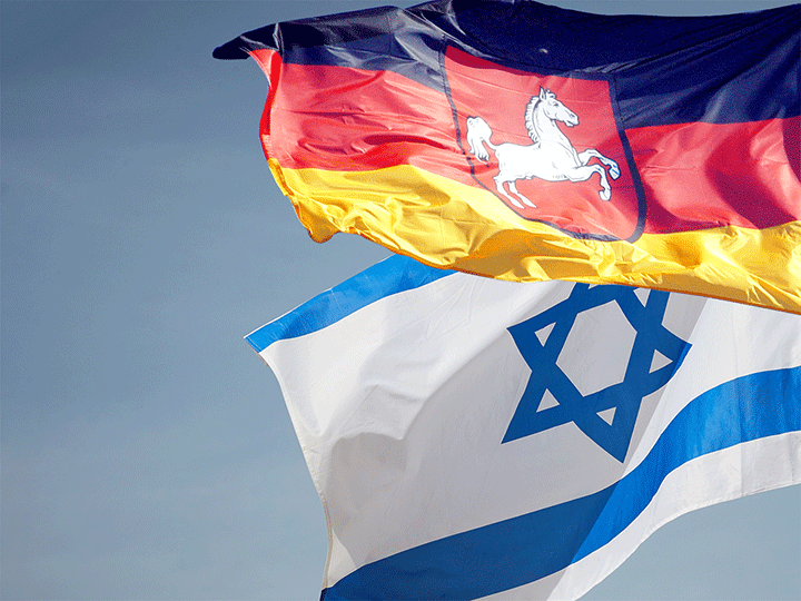 Die israelische und die niedersächsische Flagge nebeneinander