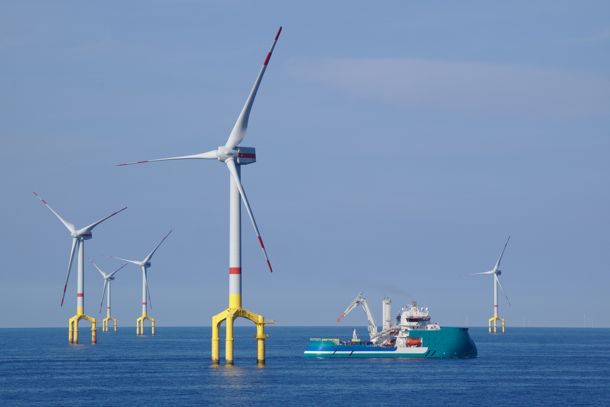 Ein Wartungsschiff fährt durch Offshore-Windanlagen in der Nordsee